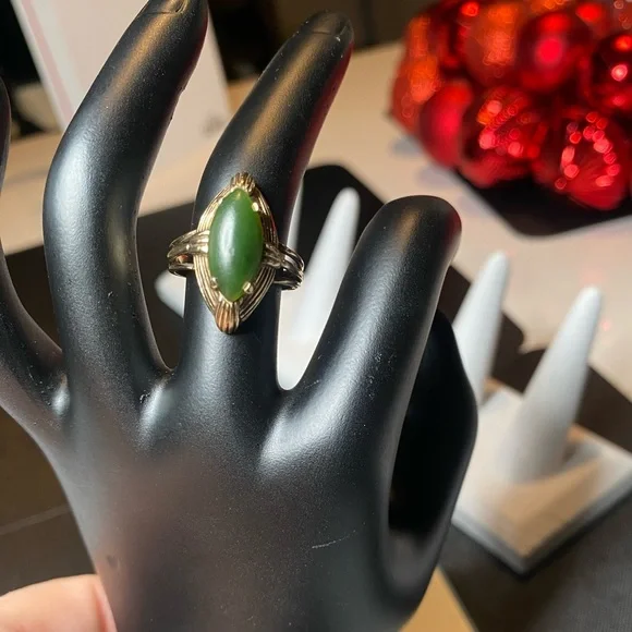 Vintage gorgeous natural Organic jade set in 10k gold.
Size 7 - Picture 8 of 8